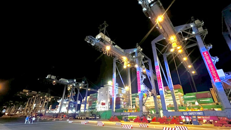 Hoạt động làm hàng nhộn nhịp trong đêm giao thừa tại cảng Tân Cảng Sài Gòn.