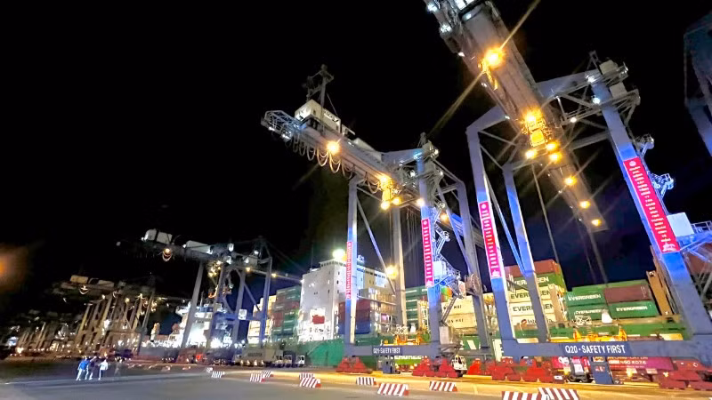 Hoạt động làm hàng nhộn nhịp trong đêm giao thừa tại cảng Tân Cảng Sài Gòn.