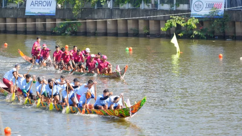Không gian mặt nước trên kênh Nhiêu Lộc-Thị Nghè được địa phương dùng để tổ chức Cuộc thi đua nghe Ngo. 