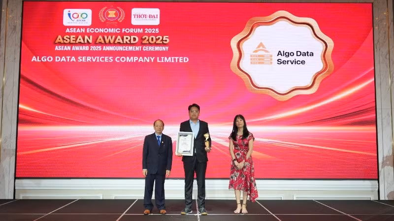 Ông Lê Quang Minh (đứng giữa), nhà sáng lập ALGO Data Service nhận giải thưởng vinh danh Top 10 doanh nghiệp tiêu biểu ASEAN 2025.