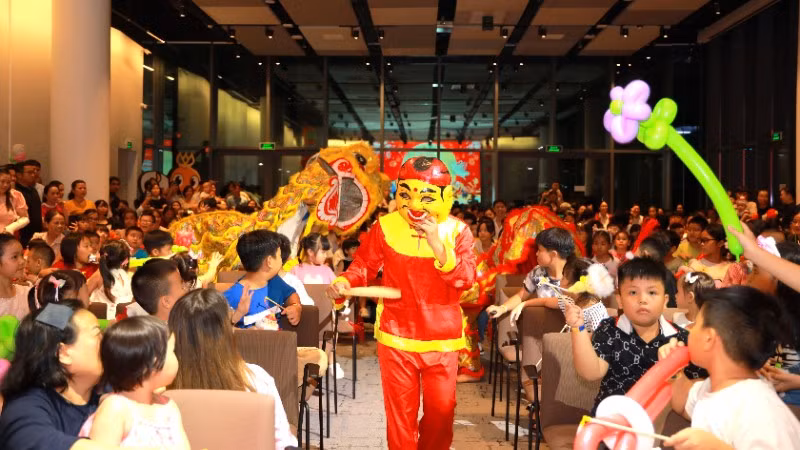 Các trẻ em vui Tết Trung thu. 