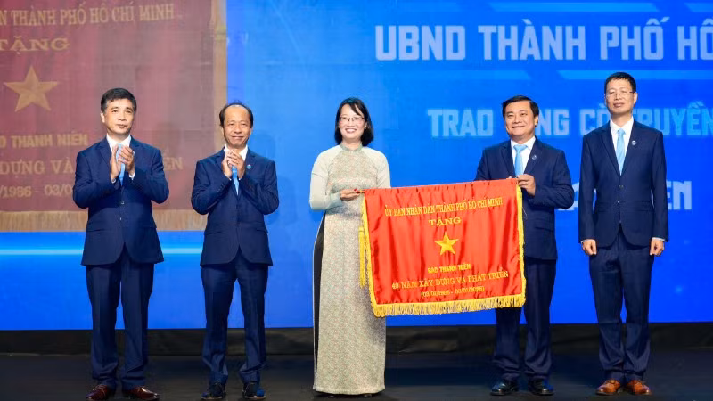 Lãnh đạo Ủy ban nhân dân Thành phố Hồ Chí Minh trao tặng Cờ truyền thống đến Báo Thanh Niên. 