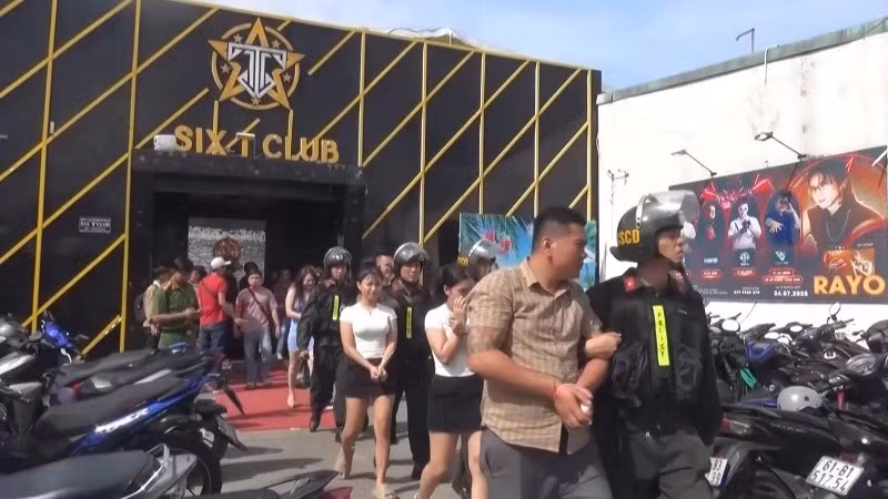 Các đối tượng bị tạm giữ liên quan đến sử dụng trái phép ma túy tại quán bar Six T. (Ảnh: Công an cung cấp)