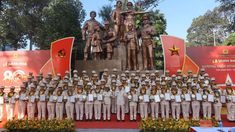Công an Thành phố Hồ Chí Minh vinh danh 80 cán bộ, chiến sĩ tiêu biểu trong lực lượng.