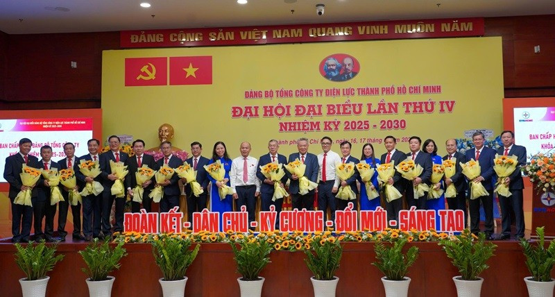 Ban Chấp hành Đảng bộ Tổng Công ty Điện lực Thành phố Hồ Chí Minh ra mắt Đại hội. (Ảnh: EVNHCMC)