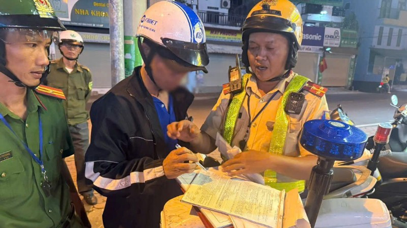 Cảnh sát Giao thông xử lý một trường hợp vi phạm giao thông. 