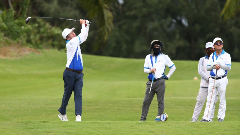 Các vận động viên thi đấu tại giải Golf “Tôi yêu Việt Nam”. (Ảnh: TẤN THẠNH)