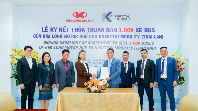 Đại diện hai doanh nghiệp ký kết thỏa thuận cung ứng 1.000 xe buýt các loại sang thị trường Thái Lan.