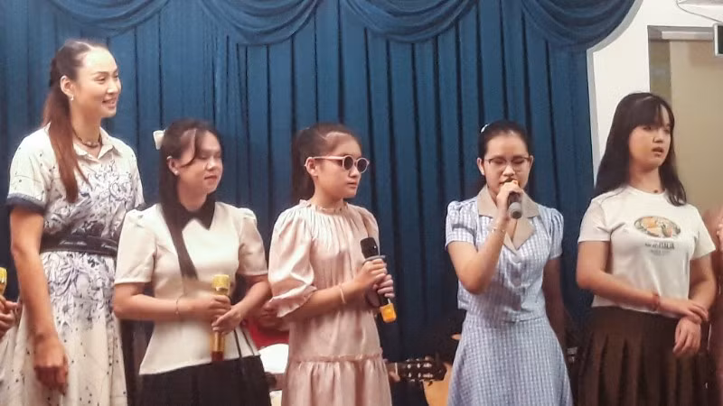 Chương trình văn nghệ “Hát cho người khiếm thị” (số thứ 2) tiếp nối chặng đường với sứ mệnh mới vừa phụng sự, vừa thấu hiểu người mù. (Ảnh: Ngọc Ý)