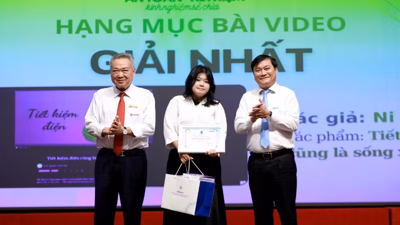 Ban tổ chức trao giải nhất cho tác giả đạt giải nhất ở hạng mục video clip. (Ảnh: NGỌC DƯƠNG)