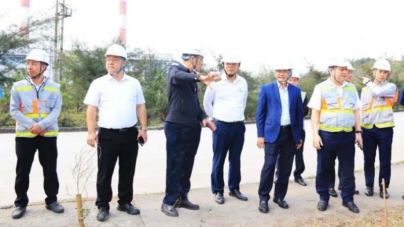 Đoàn công tác thăm khu vực lắp đặt thử nghiệm các thiết bị cải tiến nhằm giảm nhiệt độ đầu ra nước làm mát của Nhà máy Nhiệt điện Mông Dương 1.