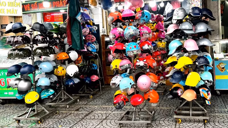 Một cửa hàng bán mũ bảo hiểm trên đường Xô Viết Nghệ Tĩnh.