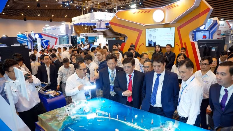 Đại diện EVNSPC giới thiệu thành quả ứng dụng thực tiễn của đơn vị tại Hội nghị khoa học công nghệ ngành Điện lực toàn quốc. (Ảnh: EVNSPC)