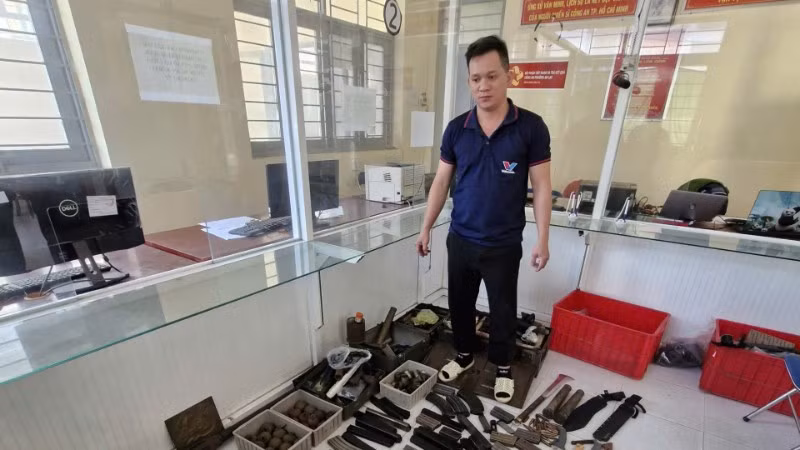 Bị can Nguyễn Thanh Hiếu và các loại vũ khí để buôn bán. 