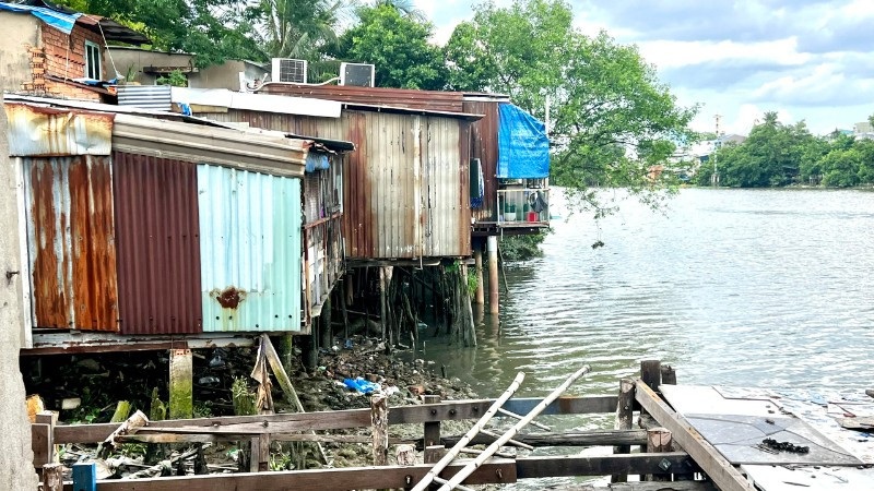 Các hộ dân thuộc di dời, giải tỏa để thực hiện dự án cải tạo, chỉnh trang bờ bắc kênh Đôi. 