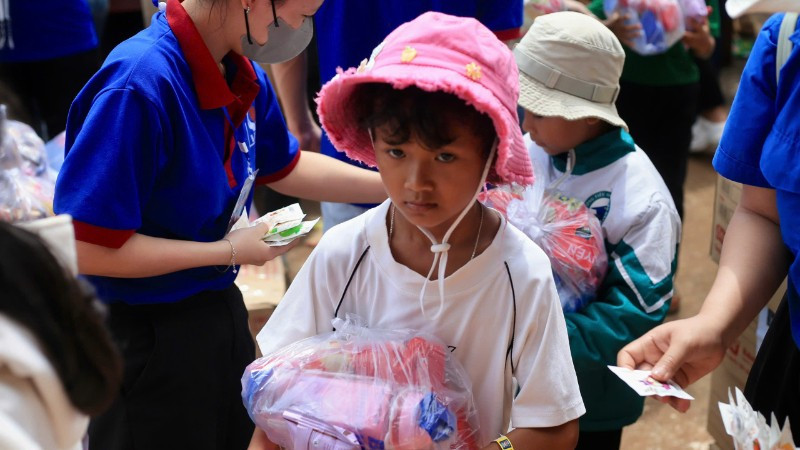 Một em bé nhận quà Trung thu tại chương trình. (Ảnh: ĐỨC NGUYỄN)