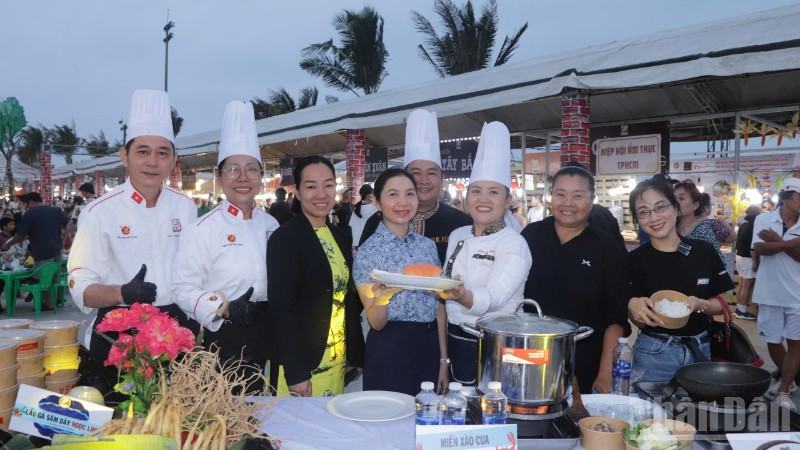 Lãnh đạo Sở Văn hóa-Thể thao Thành phố Hồ Chí Minh tham gia Lễ hội ẩm thực và trải nghiệm ẩm thực tại các gian hàng.