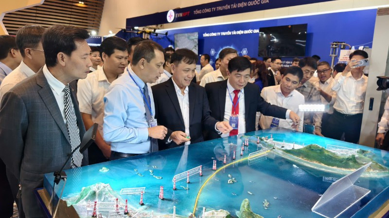 Các đại biểu xem một gian hàng triển lãm tại hội nghị.