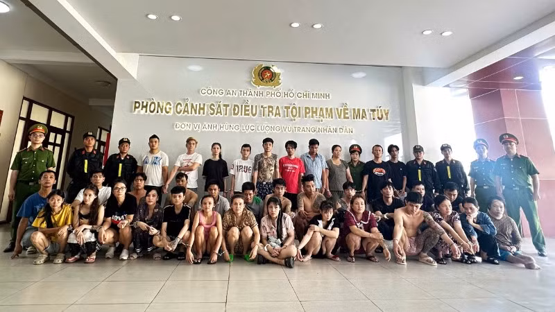 Các đối tượng tại cơ quan chức năng.