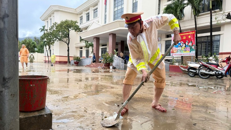 Lực lượng Cảnh sát giao thông Công an Thành phố Hồ Chí Minh dọn dẹp vệ sinh tại các trụ sở trên địa bàn tỉnh Đắk Lắk.