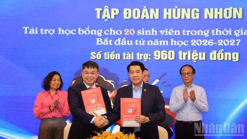 Đại diện Quỹ Vừ A Dính ký kết nhận tài trợ từ Tập đoàn Hùng Nhơn. 