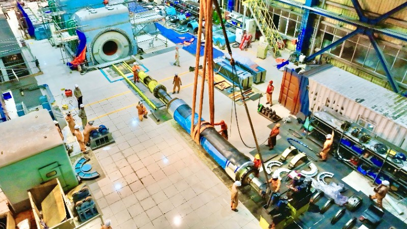 Đội ngũ kỹ sư EPS thực hiện tháo rotor máy phát tổ máy S1 nhà máy nhiệt điện Thăng Long. (Ảnh: EPS)