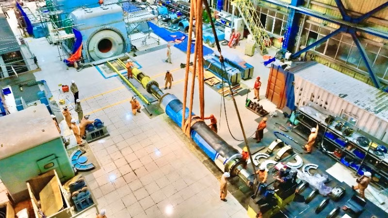 Đội ngũ kỹ sư EPS thực hiện tháo rotor máy phát tổ máy S1 nhà máy nhiệt điện Thăng Long. (Ảnh: EPS)