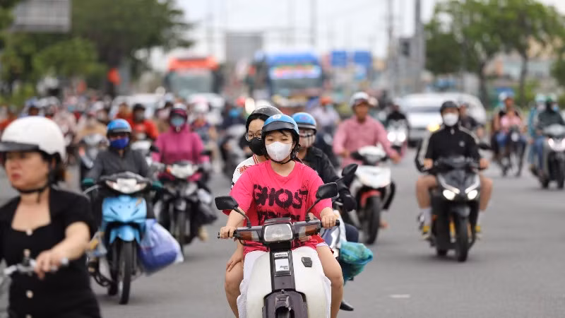 Mũ bảo hiểm là vật dụng quan trọng giúp bảo vệ tính mạng của người dân khi tham gia giao thông bằng xe máy.