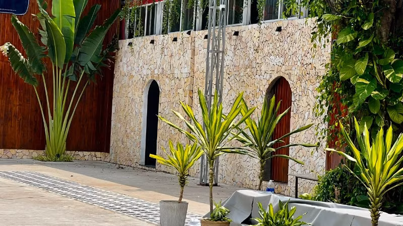 Nhiều hạng mục của nhà hàng Không Gian vẫn chưa được tháo dỡ. (Ảnh chụp chiều 20/8)