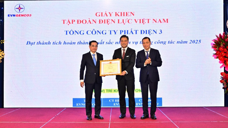 Ông Đặng Hoàng An, Bí thư Đảng ủy, Chủ tịch Hội đồng thành viên EVN trao giấy khen của EVN cho Tổng Công ty Phát điện 3.