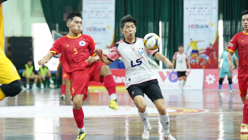 Tân Hiệp Hưng Thành phố Hồ Chí Minh để Hà Nội (áo trắng) cầm hòa với tỷ số 2-2 trong một trận cầu đầy kịch tính trong ngày khai mạc giải đấu. Ảnh: VFF