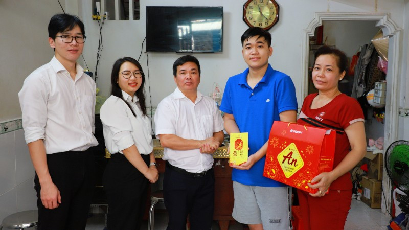 Đoàn EVNGENCO3 thăm, tặng quà Tết gia đình em Tạ Thành Trung, sinh viên Đại học Nông Lâm Thành phố Hồ Chí Minh.