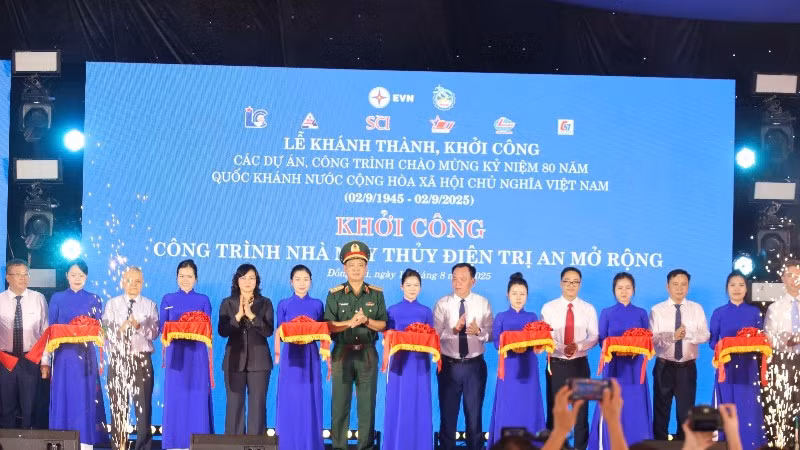 Các đại biểu cắt băng lễ khởi công công trình nhà máy thuỷ điện Trị An mở rộng.