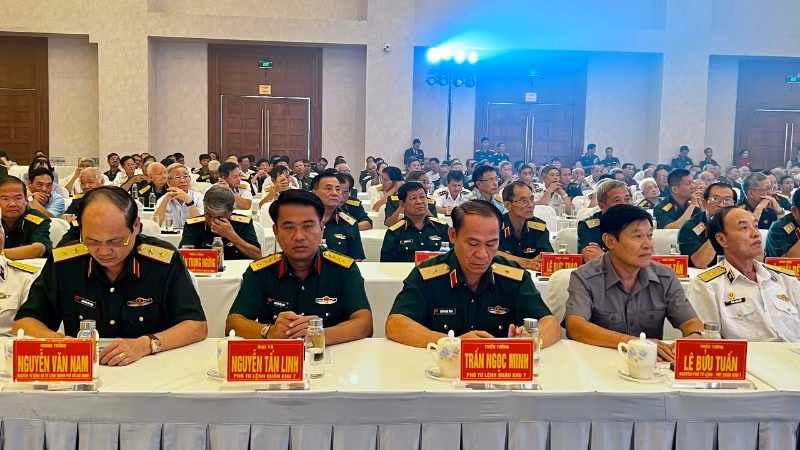 Các đại biểu dự chương trình gặp mặt. 