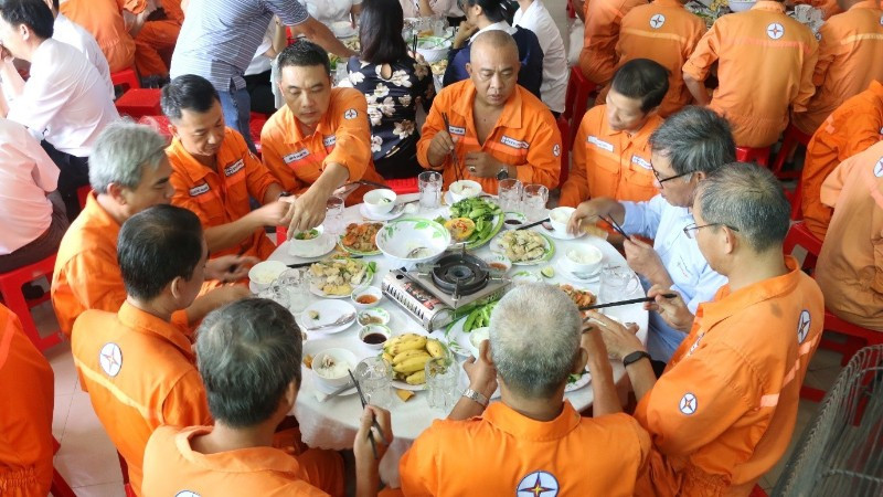 Bữa cơm Công đoàn tại Công ty Cổ phần Nhiệt điện Bà Rịa.