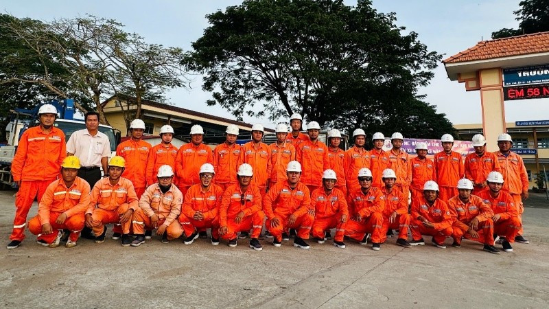 Các thành viên trong đội xung kích tham gia quá trình tiếp nhận lưới điện và lắp đặt công tơ xóa tổng tại Hợp tác xã tiêu thụ điện xã Tân Thanh (Ảnh: EVNSPC)