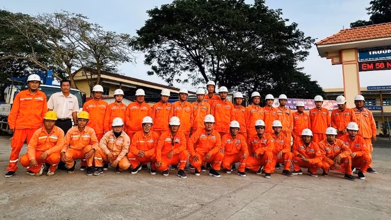 Các thành viên trong đội xung kích tham gia quá trình tiếp nhận lưới điện và lắp đặt công tơ xóa tổng tại Hợp tác xã tiêu thụ điện xã Tân Thanh (Ảnh: EVNSPC)