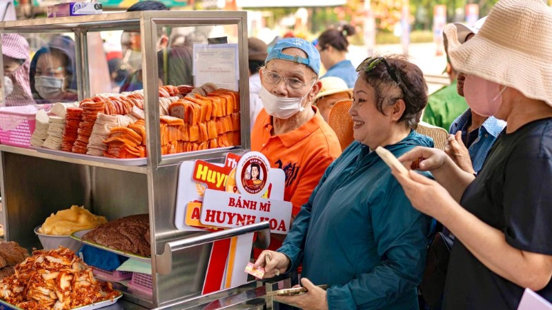 Người dân mua bánh mỳ tại cửa hàng Huynh Hoa. (Ảnh: CTV)