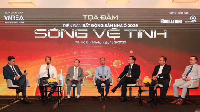 Các chuyên gia, đại diện các đơn vị trao đổi tại diễn đàn. (Ảnh: HOÀNG TRIỀU)