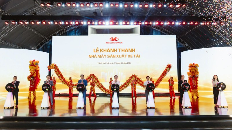 Các đại biểu thực hiện nghi thức khánh thành nhà máy sản xuất xe tải. (Ảnh: Kim Long Motor)