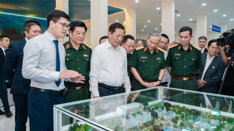 Bộ trưởng Xây dựng Trần Hồng Minh tham quan Phòng mô phỏng điều khiển và khai thác đường sắt tốc độ cao tại UTH. (Ảnh: UTH)