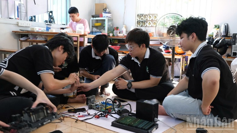 Các kỹ sư công nghệ thông tin tương lai của đội “Máy tính cũ-Tri thức mới” miệt mài với việc "làm mới" những chiếc máy tính cũ.