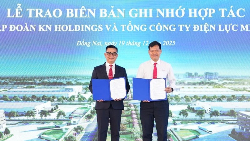 Ông Bùi Quốc Hoan, Phó Tổng Giám đốc Tổng công ty Điện lực miền nam và ông Trần Quốc Thanh, Phó Tổng Giám đốc Tập đoàn KN Holdings trao biên bản ghi nhớ hợp tác.