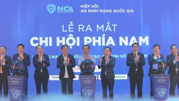 Các đại biểu thực hiện nghi thức ra mắt Chi hội phía nam của Hiệp hội An ninh mạng quốc gia. 