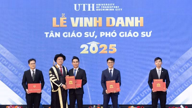 Lãnh đạo nhà trường chúc mừng các tân Giáo sư, tân Phó Giáo sư. (Ảnh: UTH)