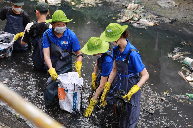 Các tình nguyện viên vớt rác dưới kênh sau lễ ra quân Chủ nhật xanh lần thứ 165- năm 2025.