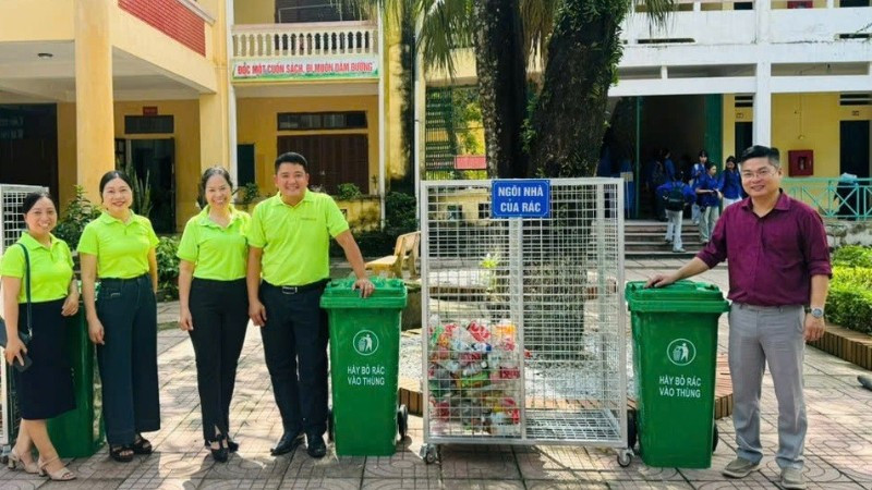 Đại diện các đơn vị và lãnh đạo Trường trung học phổ thông Hà Trung giới thiệu về mô hình phân loại rác tại nguồn. 