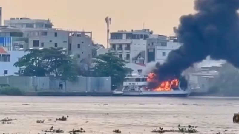 Hình ảnh vụ cháy tàu trên sông Sài Gòn. 