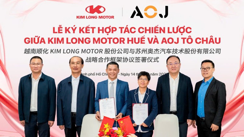 Lãnh đạo hai doanh nghiệp tại lễ ký kết. 