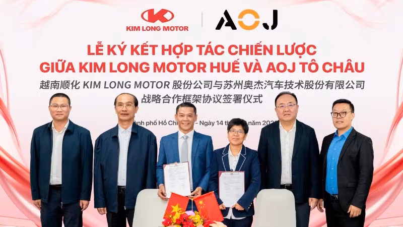 Lãnh đạo hai doanh nghiệp tại lễ ký kết. 